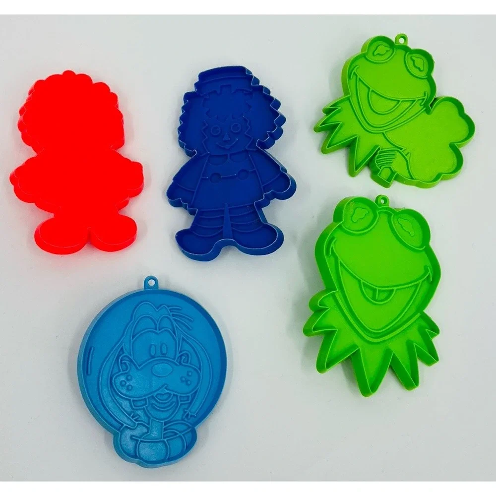 Vintage Lot of 5 Cookie Cutters Raggedy Ann Andy Kermit Goofy Plastic